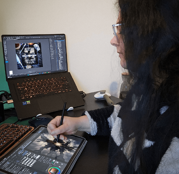 Künstlerin Daniela bei der Arbeit - Digital am Tablet