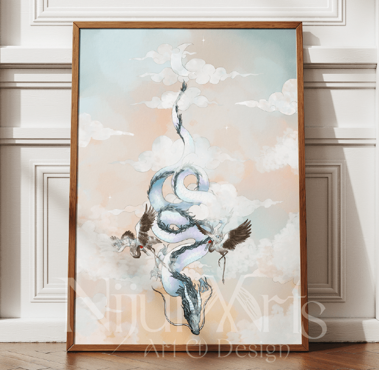 Chinesischer Drache mit weichem Himmel als Hintergrund, zwei Kraniche fliegen vor ihm