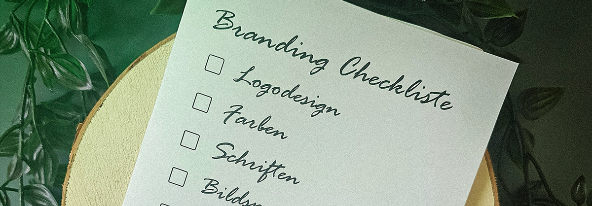 Checkliste für ein gutes Branding auf grünem Hintergrund