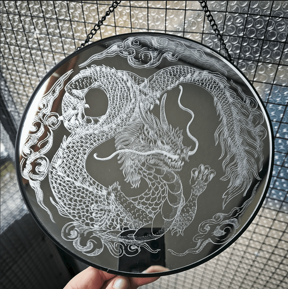 tattoowierter Spiegel - mit einem drachen und wolken