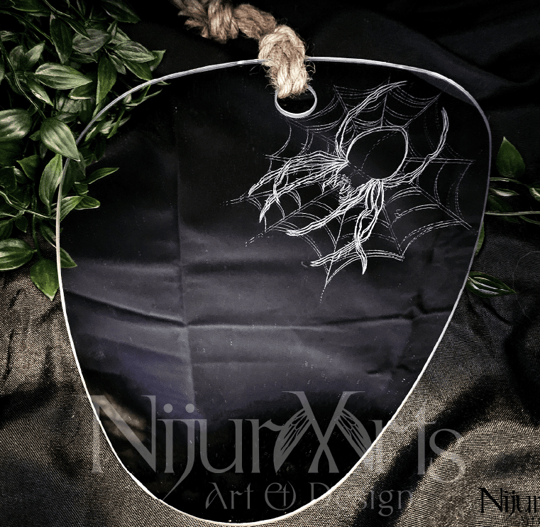 Tattoowierter Spiegel mit einer Spinne