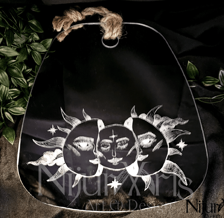 tattoowierter Spiegel - mit einer sonne mit gesicht